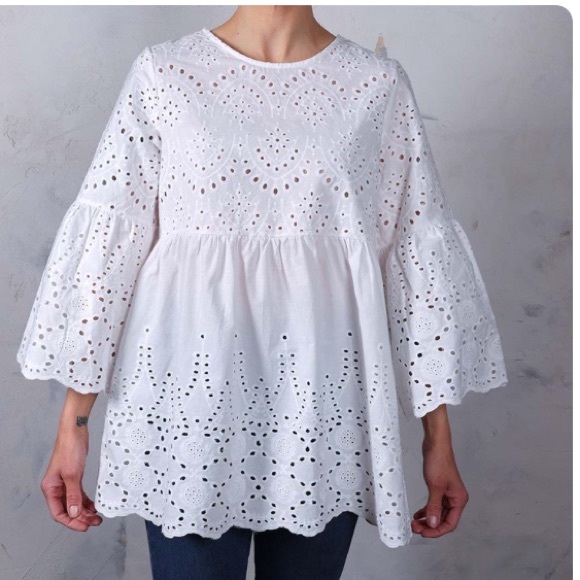 Gorgeous White Eyelet Classy Top. Available in Small and Medium. - Picture 6 of 7